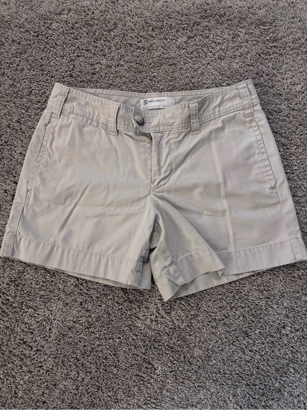 GAP Light Khaki Mid Length Favorite Khaki Women’s Cotton Shorts Size 6